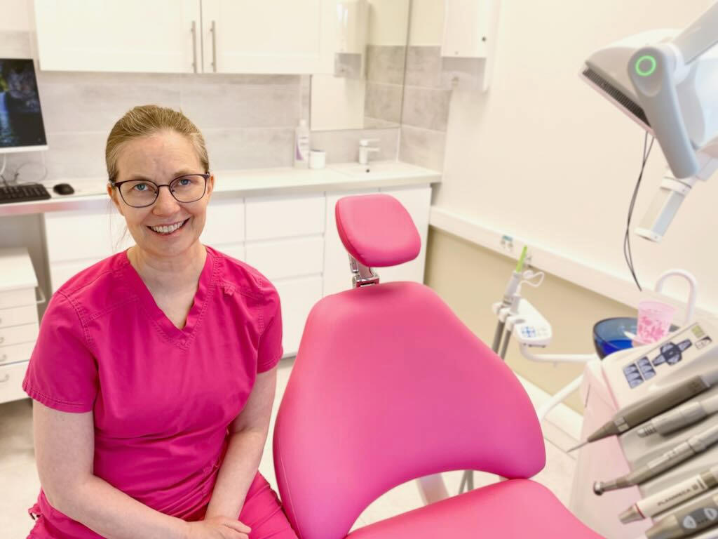 Tannlege Elin Sørra Tannlege i Østfold – Elin Sørra i behandlingsrommet
